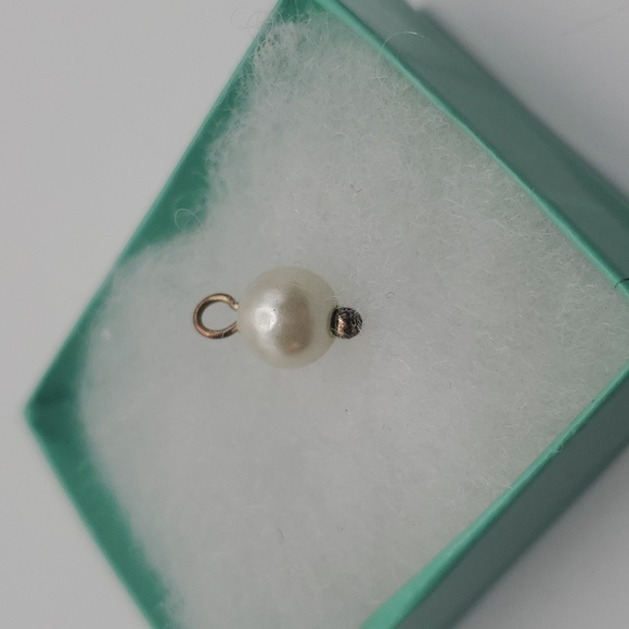 Pearl droplet‎ charm - Picture 1 of 2